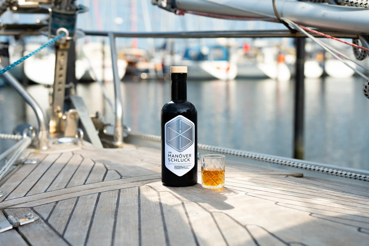 JJs Manöverschluck Expeditionsreise I – Limited Edition Rum-Bourbon-Mix, rote Flasche mit maritimem Design, 500 ml bei Dreizack Wien