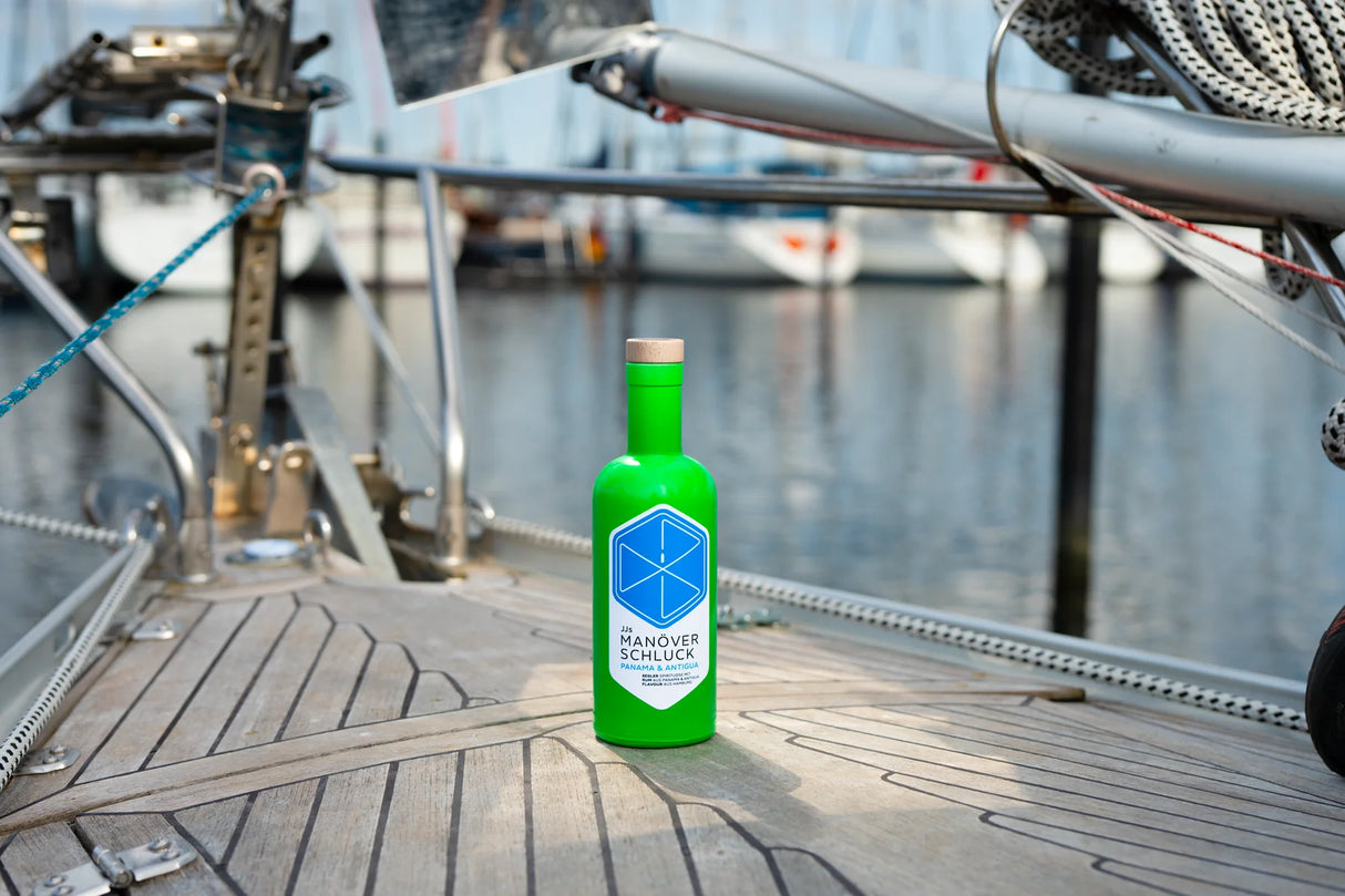 JJs Manöverschluck Panama & Antigua – Premium-Rumspirituose mit Vanille, Haselnuss & Meersalz, 500 ml Flasche im Seefahrer-Design bei Dreizack Wien