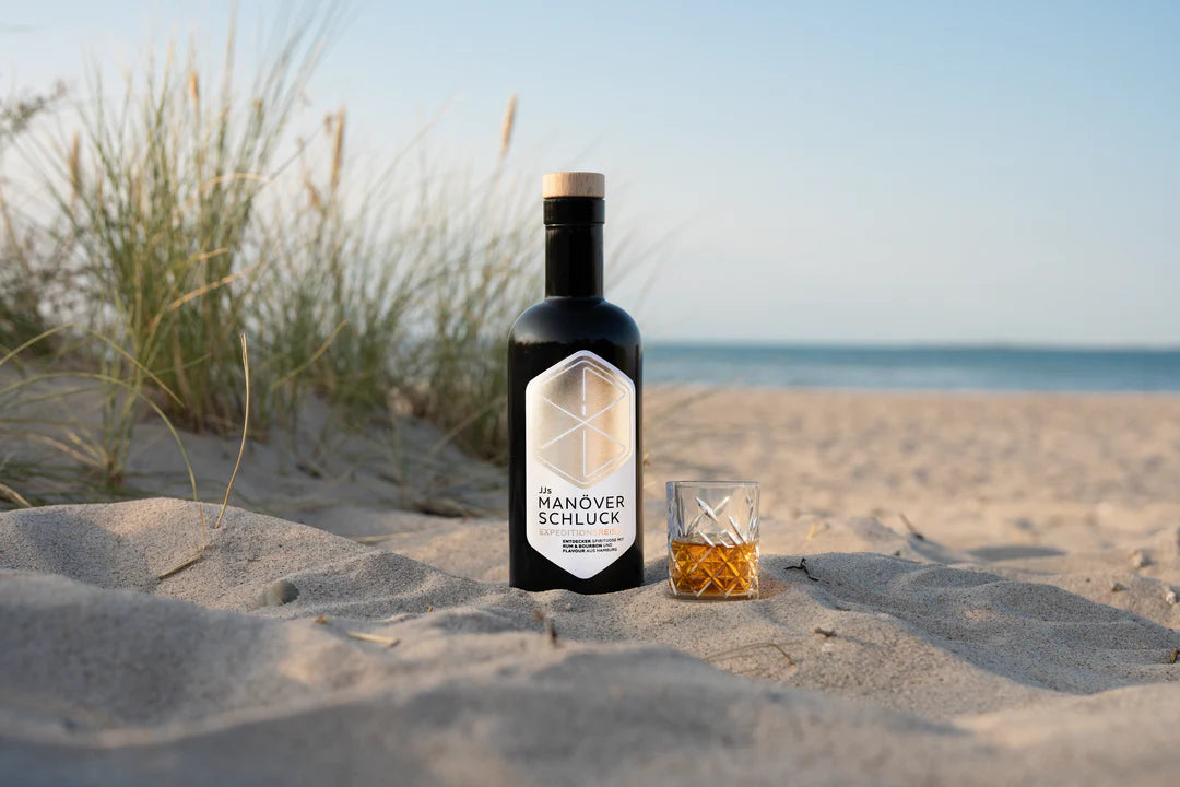 JJs Manöverschluck Expeditionsreise I – Limited Edition Rum-Bourbon-Mix, rote Flasche mit maritimem Design, 500 ml bei Dreizack Wien
