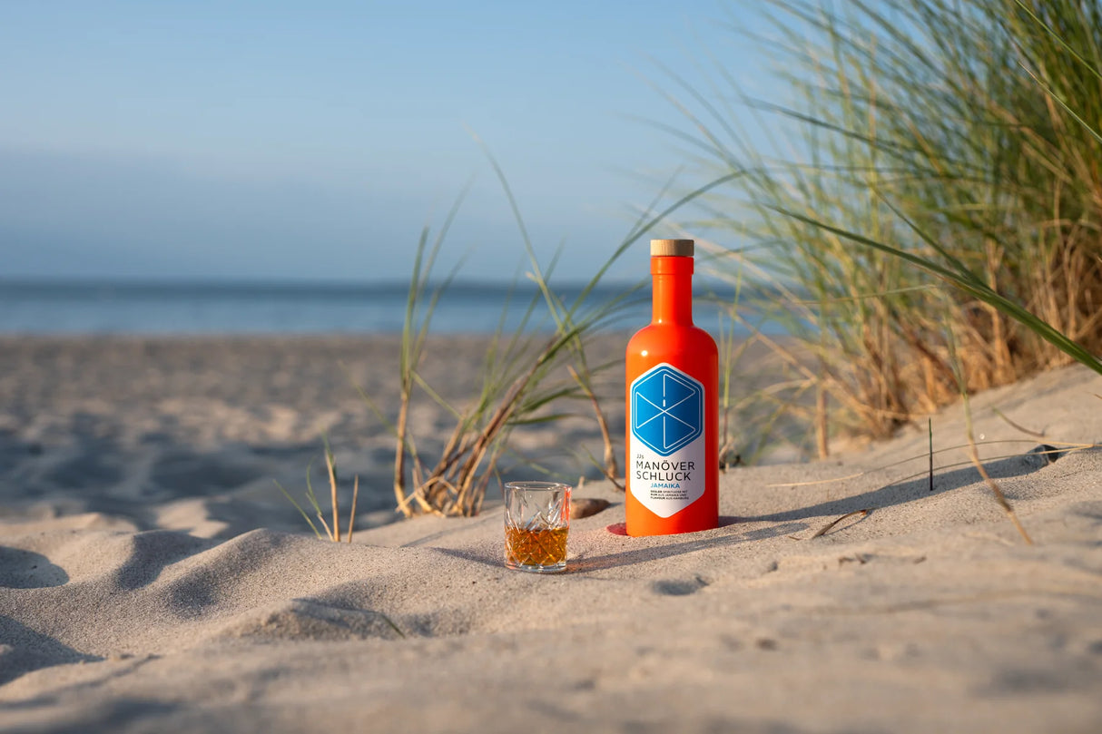 JJs Manöverschluck Jamaika – Premium-Rumspirituose mit Mandarine & Butterscotch, 500 ml Flasche im maritimen Design bei Dreizack Wien