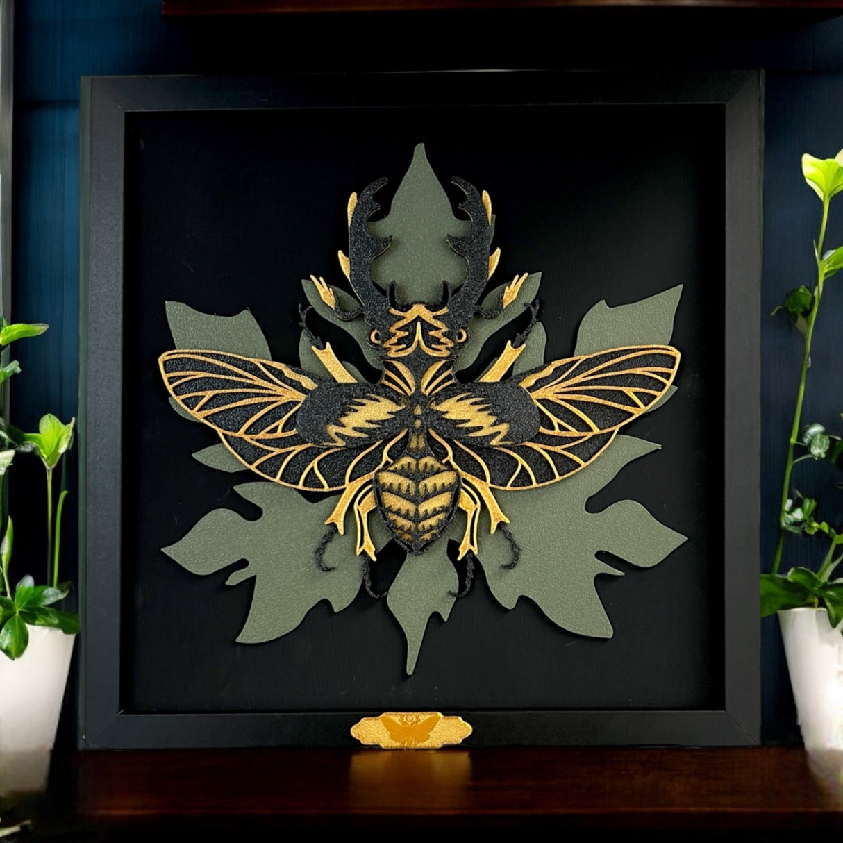 Handgefertigte Layered Art des Hirschkäfers im Holzrahmen, 3D-gedrucktes Kunstwerk von NocterraDesign. Größe 29 cm x 29 cm. Ein einzigartiges und faszinierendes Kunstwerk.