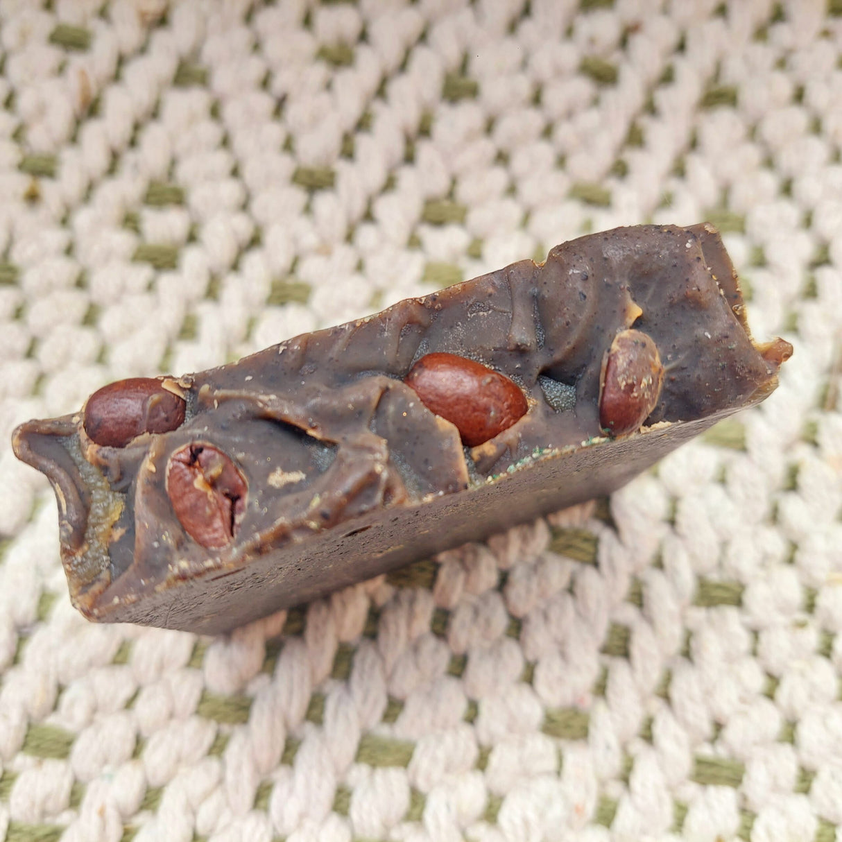 BIO Gärtner Seife von Waldherr Kosmetik, handgemacht für saubere und erfrischte Hände nach der Gartenarbeit, mit biologischen Inhaltsstoffen und sanften Kaffeepartikeln für einen natürlichen Peeling-Effekt.