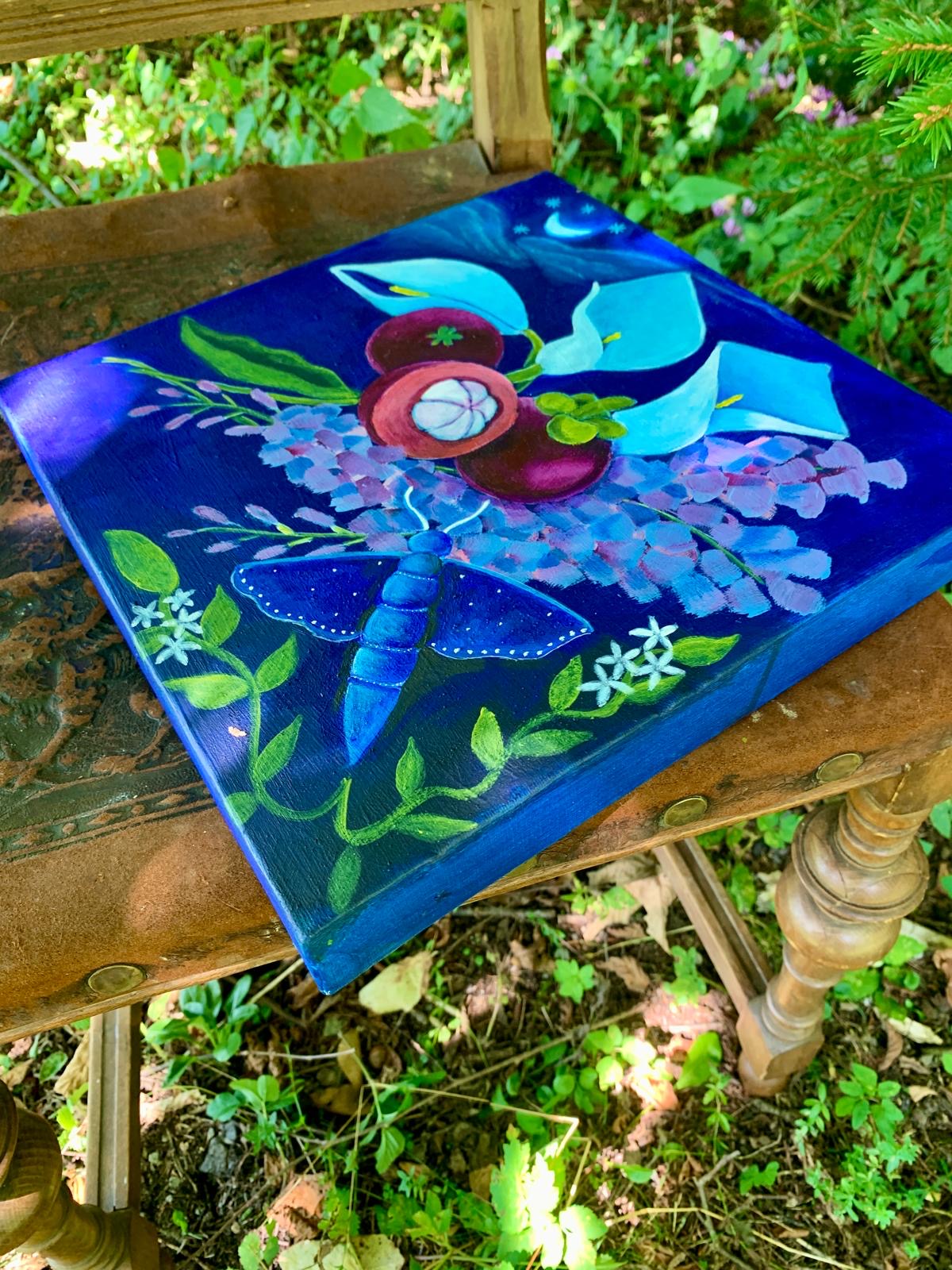 Handgemaltes Acrylgemälde „Nächtlicher Zauber“ von Book Fairy Art mit Motte, Strauß und Mond – mystische Szene in Blau und Grau auf 40×40 cm Leinwand