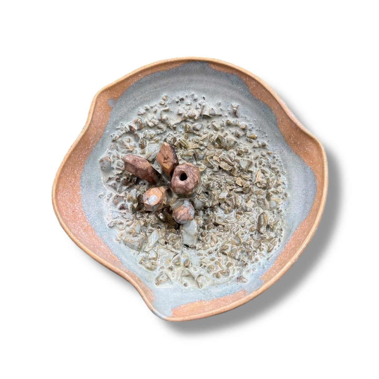 Handgefertigter Räucherstäbchenhalter mit kristallinen Strukturen von Geza Baranyai. Geodenartige Keramikkunst mit Platz für ein Räucherstäbchen, Höhe ca. 5-6 cm, Durchmesser ca. 10 cm bei Dreizack Wien
