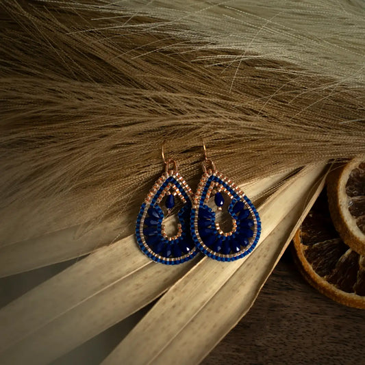 Amare Ohrringe – handgeknüpfte Glasperlen-Ohrringe in blau mit orientalischem Mosaikdesign, leichte Schmuckstücke aus dem Weinviertel, handmade Unikate