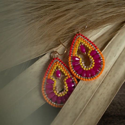 Amare Ohrringe – handgeknüpfte Glasperlen-Ohrringe in rot mit orientalischem Mosaikdesign, leichte Schmuckstücke aus dem Weinviertel, handmade Unikate