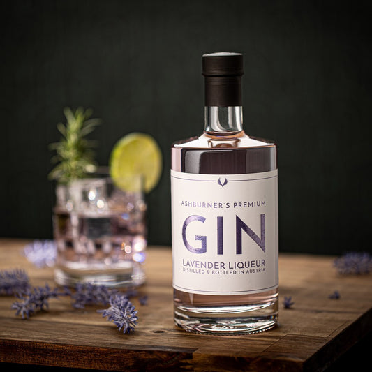 Ashburner’s Premium Gin Lavendel, dreifach destilliert und mit hausgemachtem Lavendelsirup, intensiver, floraler Gin-Likör aus österreichischem Anbau, erhältlich in 100ml & 500ml.