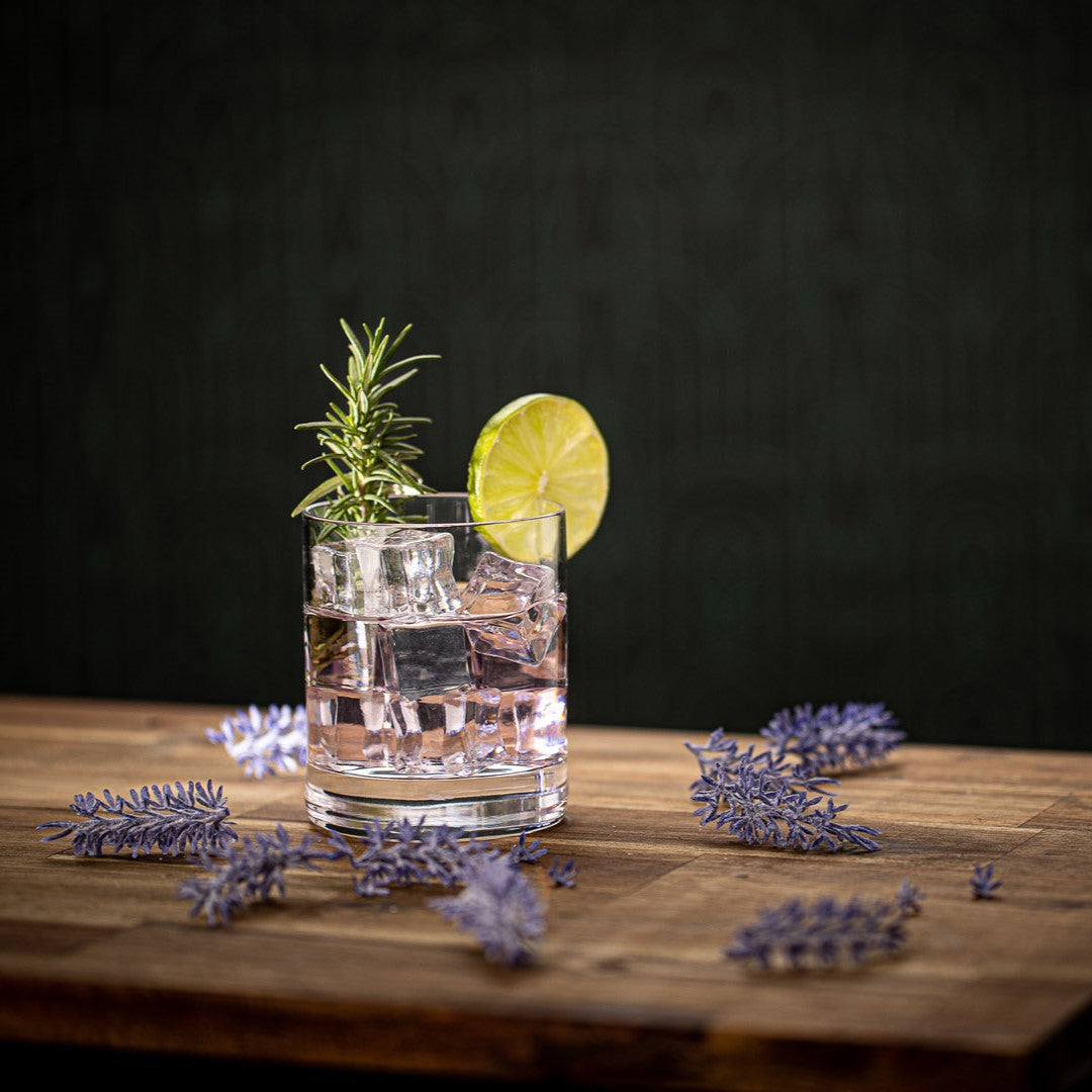 Ashburner’s Premium Gin Lavendel, dreifach destilliert und mit hausgemachtem Lavendelsirup, intensiver, floraler Gin-Likör aus österreichischem Anbau, erhältlich in 100ml & 500ml.
