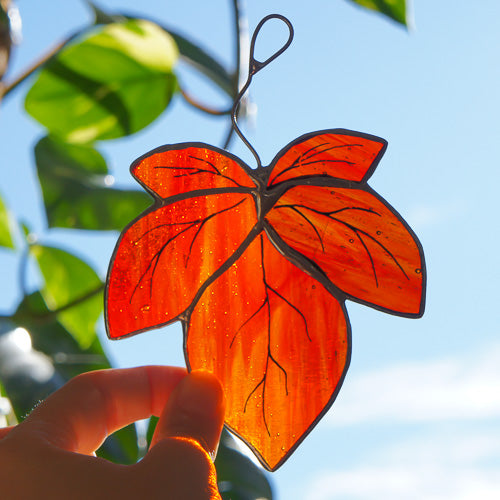 Herbstblatt Glaskunst Orange | Magpie Castle Tiffany-Technik 10Ă10 cm â Handgemachte Fensterdeko Herbstmotiv Ăsterreich
