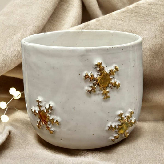 Cappuccinobecher Snowflake – handgefertigter Steinzeugbecher mit Echtgold Weiß