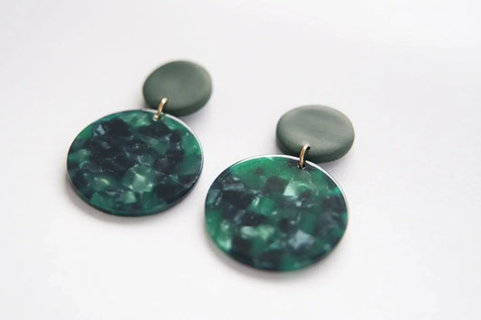 Handgemachte Ohrringe "Cinthia" aus Polymer Clay in Grün – einzigartig und nachhaltig von Cloverlily.Clay