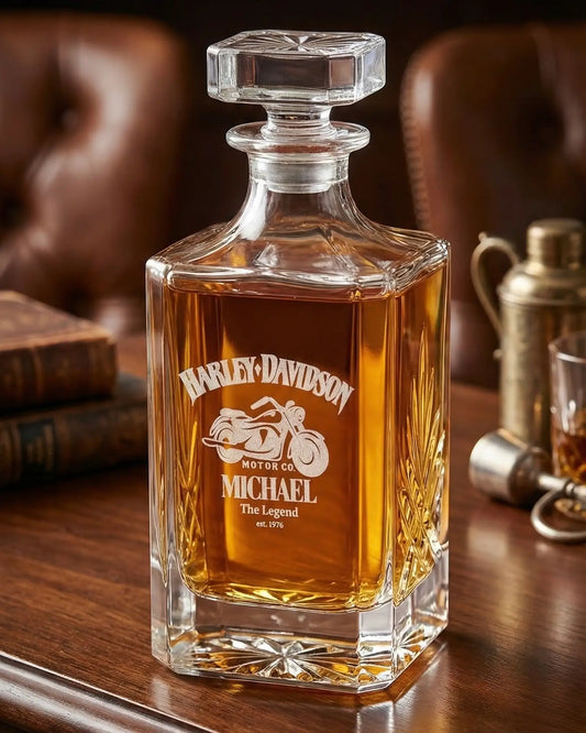 Personalisiertes Whiskey-Set von Whisiskey mit Gravur, inkl. Glaskaraffe (700ml), 2 Whiskey-Gläsern, Kühlsteinen & Luxus-Geschenkbox, elegantes Geschenk für Whiskey-Liebhaber, graviert in Wien.