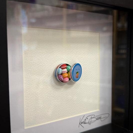 Döschen mit Macarons – Miniaturkunst im 22×22 cm Rahmen, handgemacht aus Polymer Clay & Harz von Kunstbissen / BFLY Frames, französische Miniatur-Patisserie