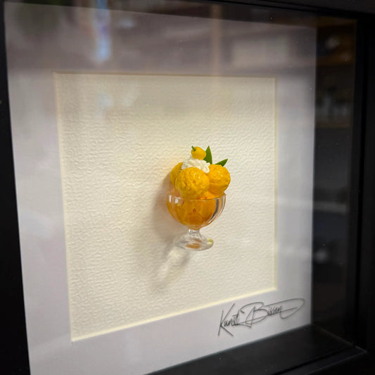 Orangen Sorbet – Miniaturkunst im 22×22 cm Rahmen, handgemacht aus Polymer Clay & Harz von Kunstbissen / BFLY Frames, realistisches Miniatur-Dessert