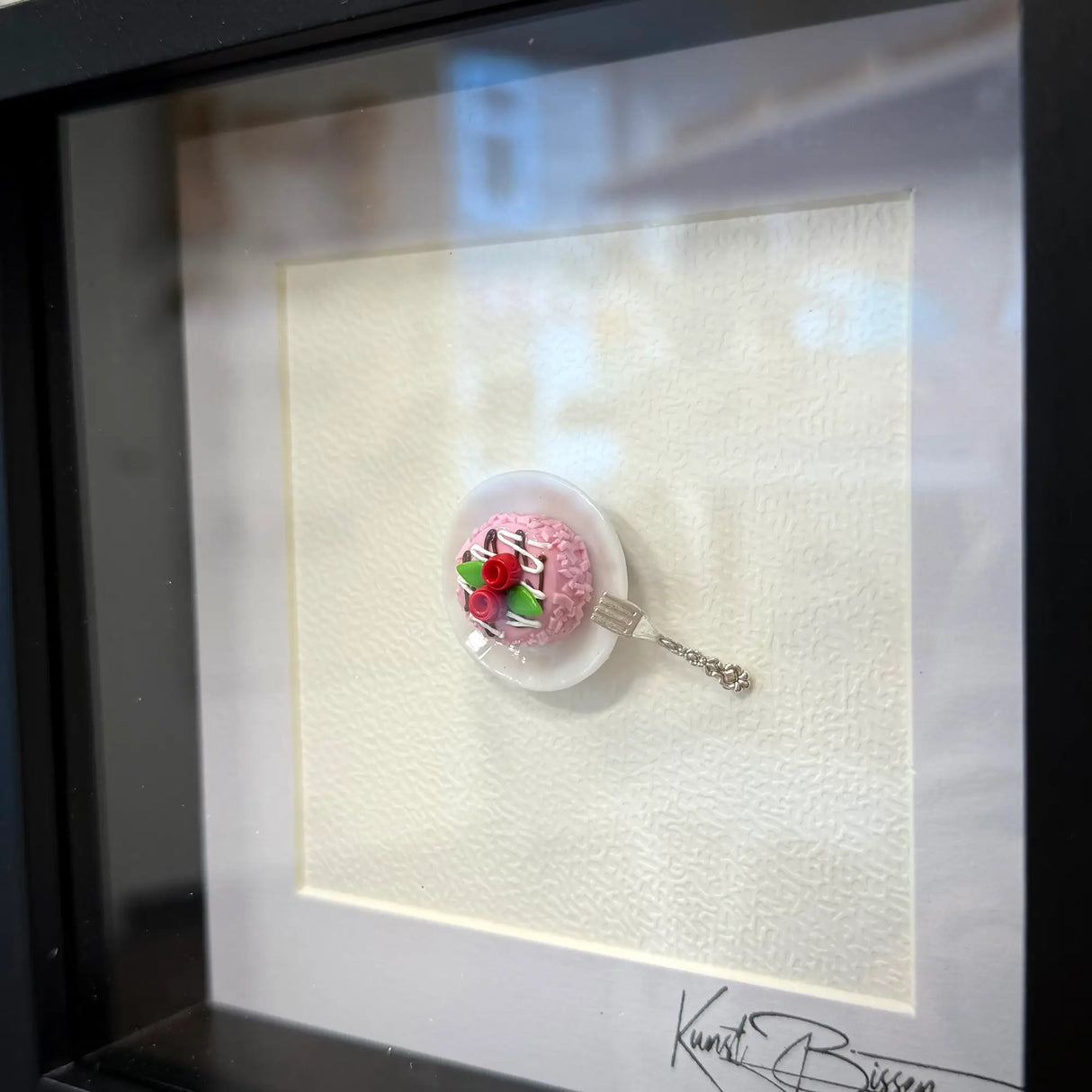 Erdbeertorte mit Rosenverzierung – Miniaturkunst im 22×22 cm Rahmen, handgemacht aus Polymer Clay & Harz von Kunstbissen / BFLY Frames