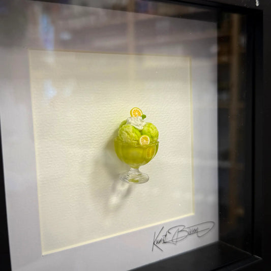 Zitronen Sorbet – Miniaturkunst im 22×22 cm Rahmen, handgemacht aus Polymer Clay & Harz von Kunstbissen / BFLY Frames, realistisches Miniaturdessert