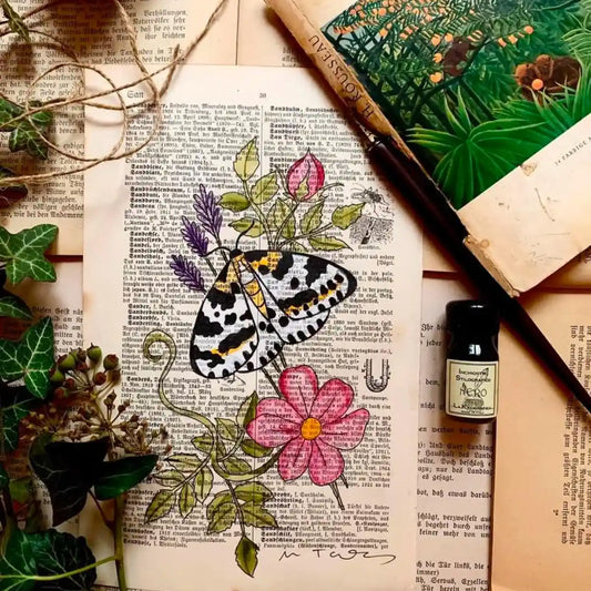 Original-Illustration von Book Fairy Art auf alter Buchseite mit Passepartout und optionalem Nussrahmen – nachhaltige Kunst aus Österreich