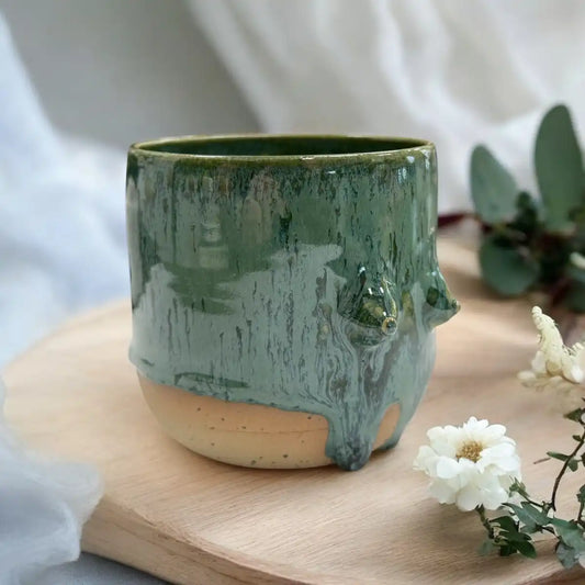 Busenbecher von Artstudio Izzi – handgefertigte Steinzeugtasse mit Busen-Design, lebensmittelechte Glasur, ca. 8 × 9 cm
