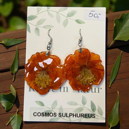 Orangene Cosmea Ohrringe, Blumenschmuck Wien, Kraft in Natur Schmuck
