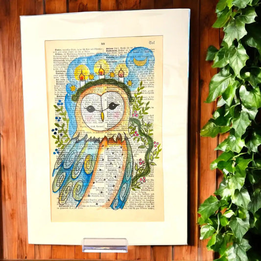 Original-Illustration von Book Fairy Art auf alter Buchseite mit Passepartout und optionalem Nussrahmen – nachhaltige Kunst aus Österreich