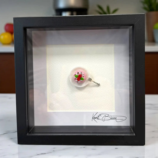 Erdbeertorte mit Rosenverzierung – Miniaturkunst im 22×22 cm Rahmen, handgemacht aus Polymer Clay & Harz von Kunstbissen / BFLY Frames