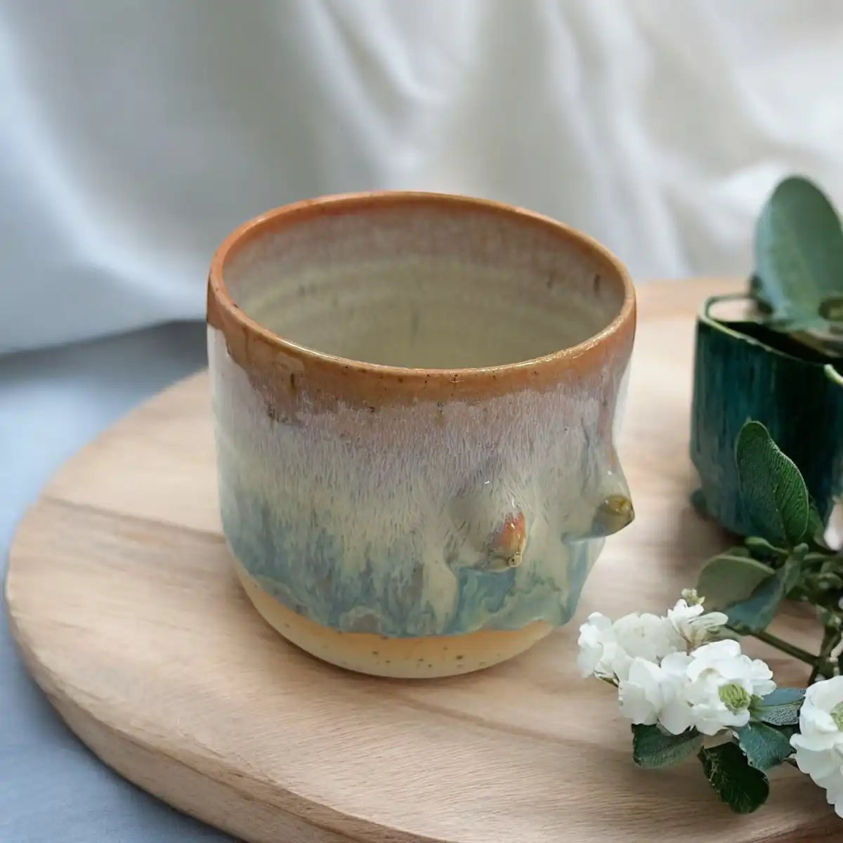 Busenbecher von Artstudio Izzi – handgefertigte Steinzeugtasse mit Busen-Design, lebensmittelechte Glasur, ca. 8 × 9 cm