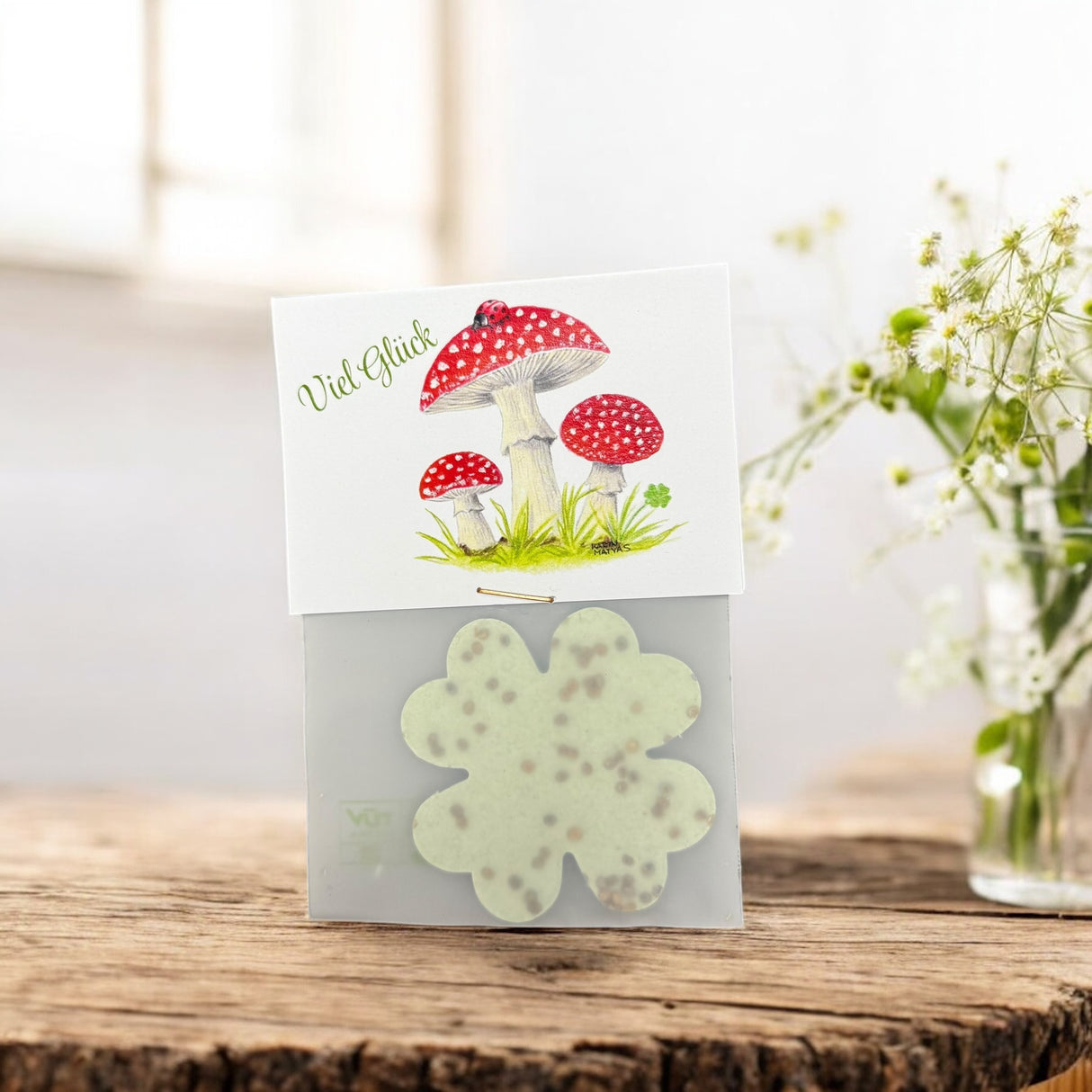 Mini Glücksbringer aus Saatpapier mit Kleeblatt-Motiv, handgeschöpft und biologisch abbaubar. Enthält Bio-Rucola-Saatgut. Perfekt als kleine Aufmerksamkeit oder nachhaltiges Geschenk.