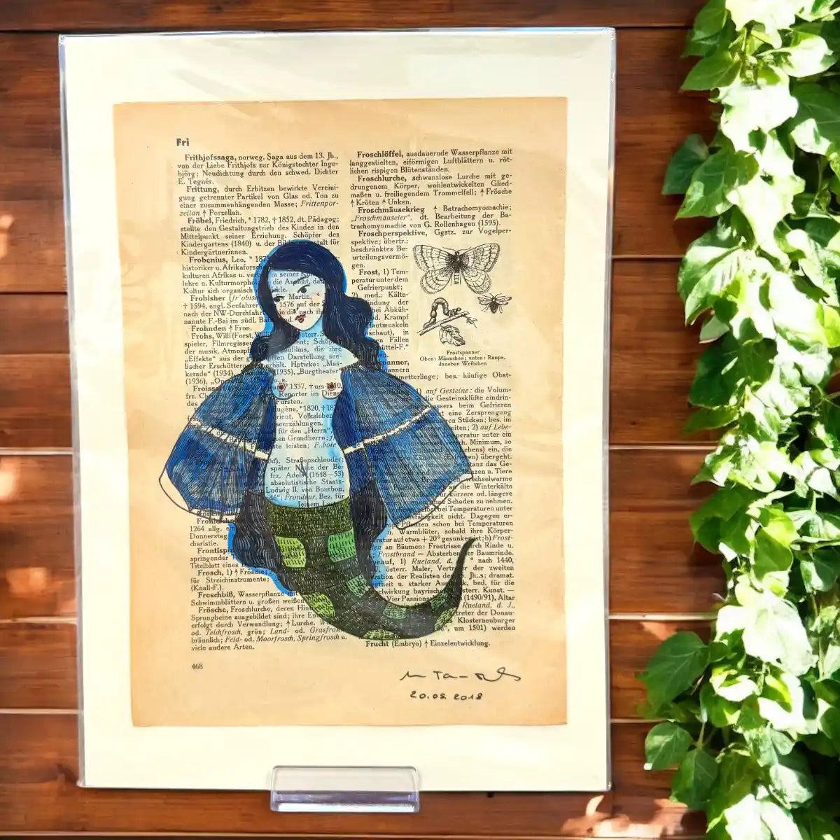 Original-Illustration von Book Fairy Art auf alter Buchseite mit Passepartout und optionalem Nussrahmen – nachhaltige Kunst aus Österreich