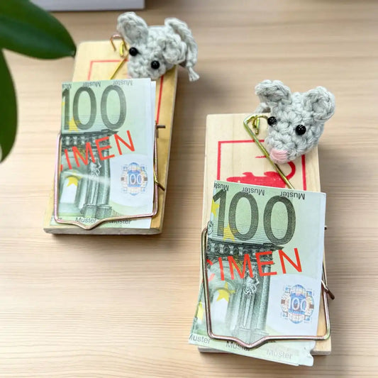 Handgemachtes Geldgeschenk Mausefalle mit gehäkelter Maus – humorvolle Geschenkidee mit Geldschein, Handmade von Nette Dinge