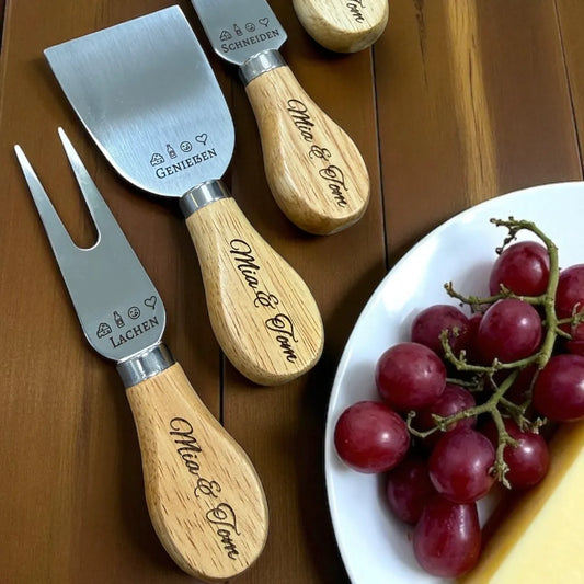 4-teiliges Käsewerkzeug-Set aus Edelstahl & Holzgriffen – personalisierbar mit Gravur, im Geschenkkarton