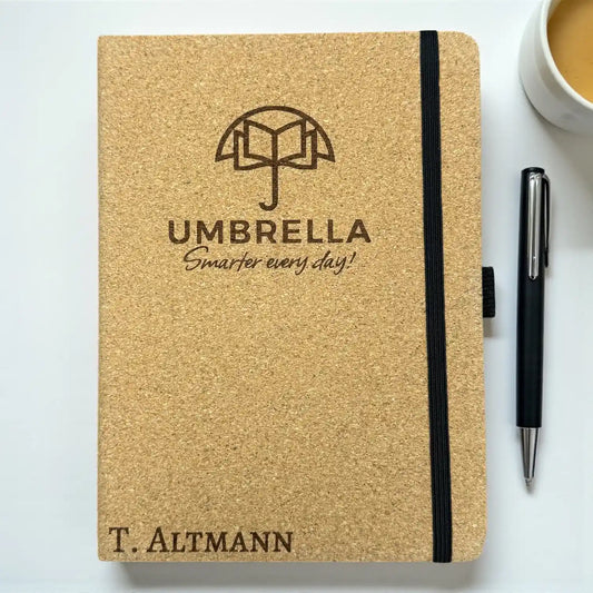 Notizbuch A5 Kork mit Gravur – nachhaltiges Hardcover mit Stiftschlaufe & 192 Seiten, personalisierbar, Dreizack Wien