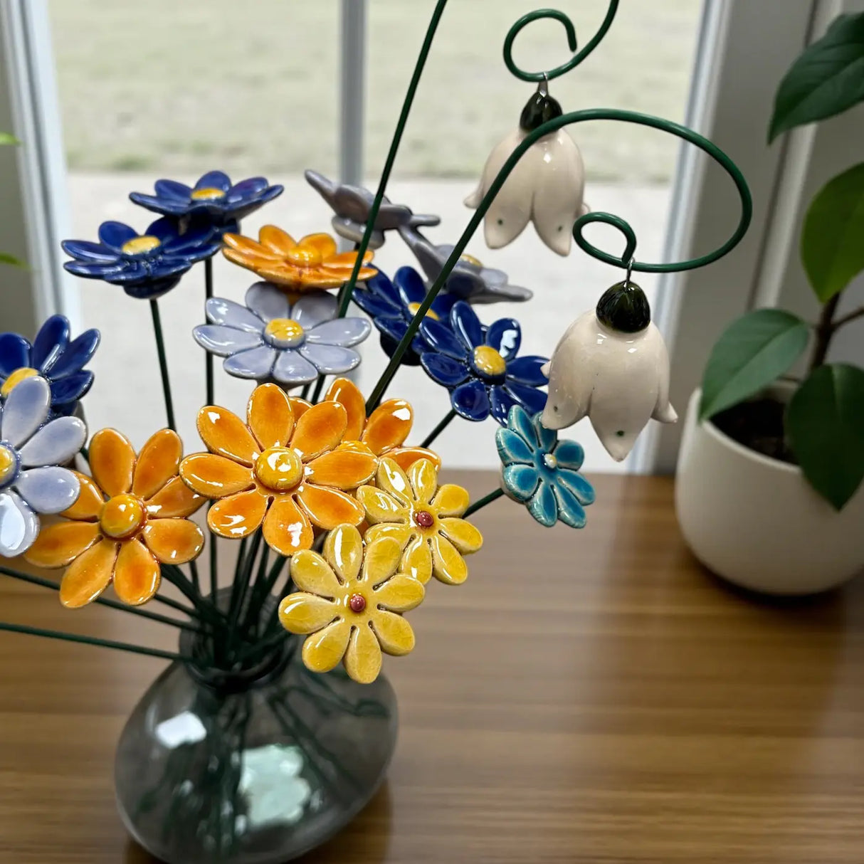 Keramik Gänseblümchen in Orange auf Metallstiel in wien – handgemachte wetterfeste Keramikblume für Garten, Balkon und Deko