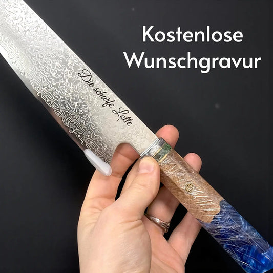 Akuma Damastmesser rot – VG10-Kern, 67 Lagen Damaststahl & persönliche Gravur von Dreizack Wien