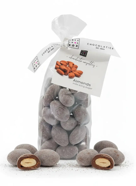 Schoko-Mandeln „Snow“ – geröstete Mandeln mit Vollmilchschokolade & Puderzucker, 150 g, handgemacht von Love In A Box Chocolatier