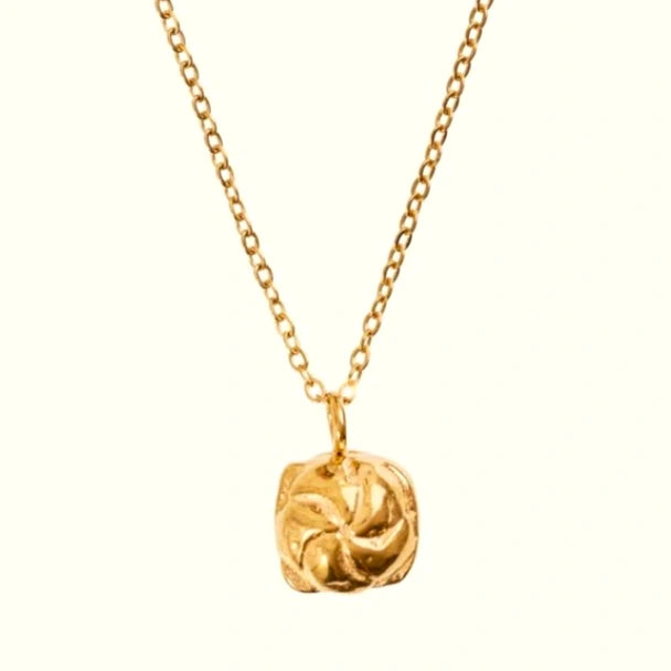 Leberkässemmel Kette von Calior Jewelry – handgefertigte Halskette in 18K PVD-Gold, Wiener Statement-Schmuck, wasserfest