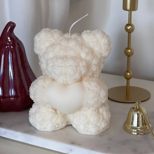 Teddy Bear Duftkerze von Szari Atelier, handgefertigt aus veganem Raps- und Kokoswachs, wähle zwischen Dark Love, Elastic Heart und Pure Garden, inklusive Premium Streichhölzer.