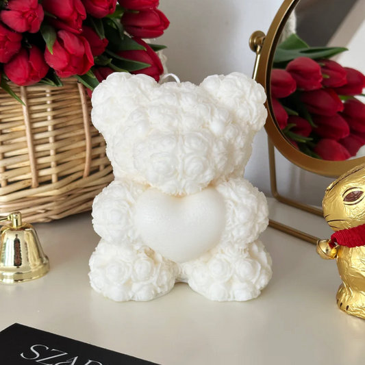 Teddy Bear Duftkerze von Szari Atelier, handgefertigt aus veganem Raps- und Kokoswachs, wähle zwischen Dark Love, Elastic Heart und Pure Garden, inklusive Premium Streichhölzer.