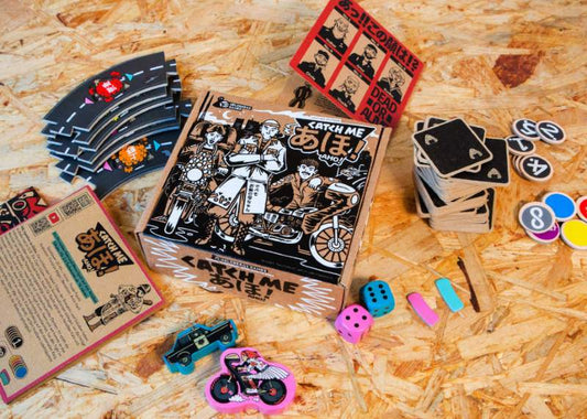 Spielmaterial Catch Me あほ! Aho! – Buchenholz-Spielfiguren, Kraftpapierkarten, Siebdruck-Box