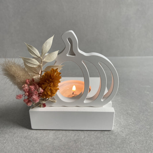 Teelichthalter aus Gießbeton in Häuschen- und Kürbis-Design, dekoriert mit herbstlichen Trockenblumen, wirft einen schönen Schatten und sorgt für eine gemütliche Atmosphäre in Herbst- und Wintermonaten.