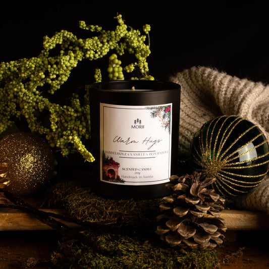 Warm Hugs Duftkerze – handgemacht aus Raps- & Kokoswachs, Duft Sandelholz × Vanille × Zedernholz, nachhaltige Kerze von Morii, hergestellt in Österreich