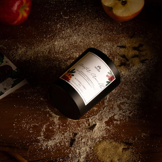 Winter Crumble Duftkerze – handgemacht aus Raps- & Kokoswachs, Duft Rhabarber × Zimt × Vanille, nachhaltige Winterkerze von Morii, hergestellt in Österreich