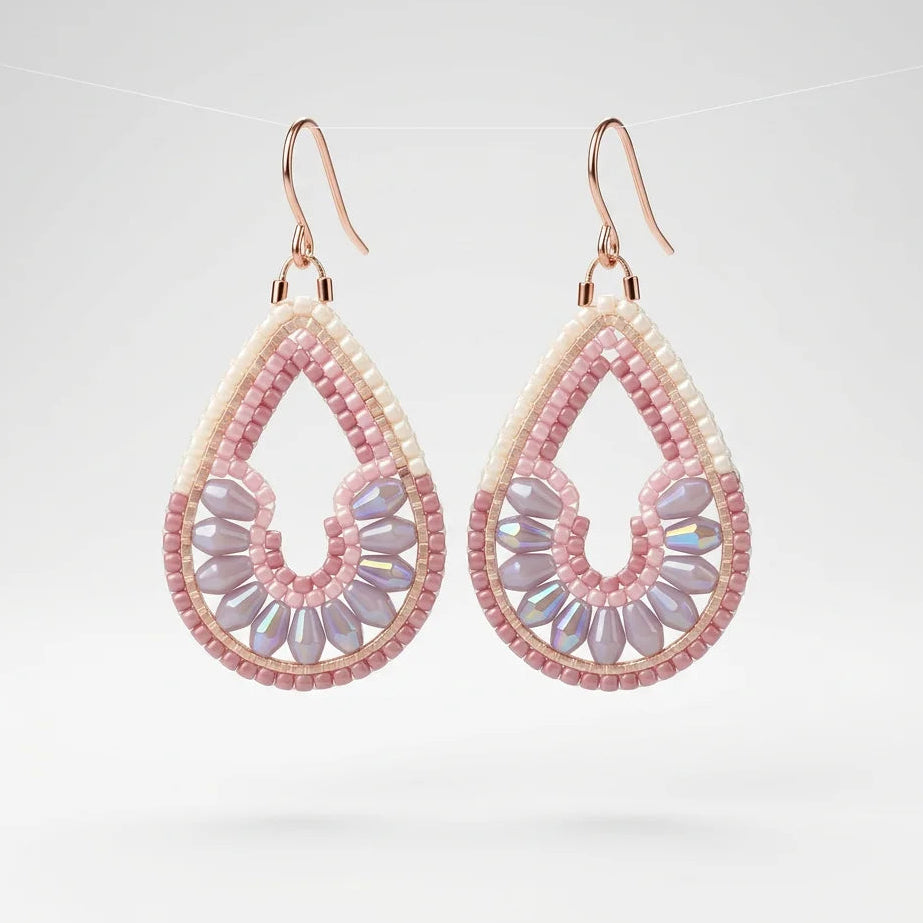 Handgeknüpfte Ohrringe aus rosa und lila Glasperlen mit rosegold gefärbten Haken.