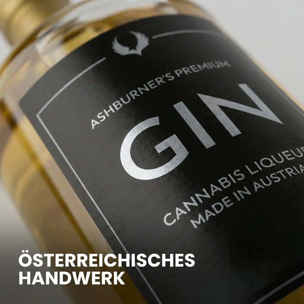 Eine 700ml Glasflasche Ashburner Cannabis Likör mit grünlichem Etikett vor hellem Hintergrund.