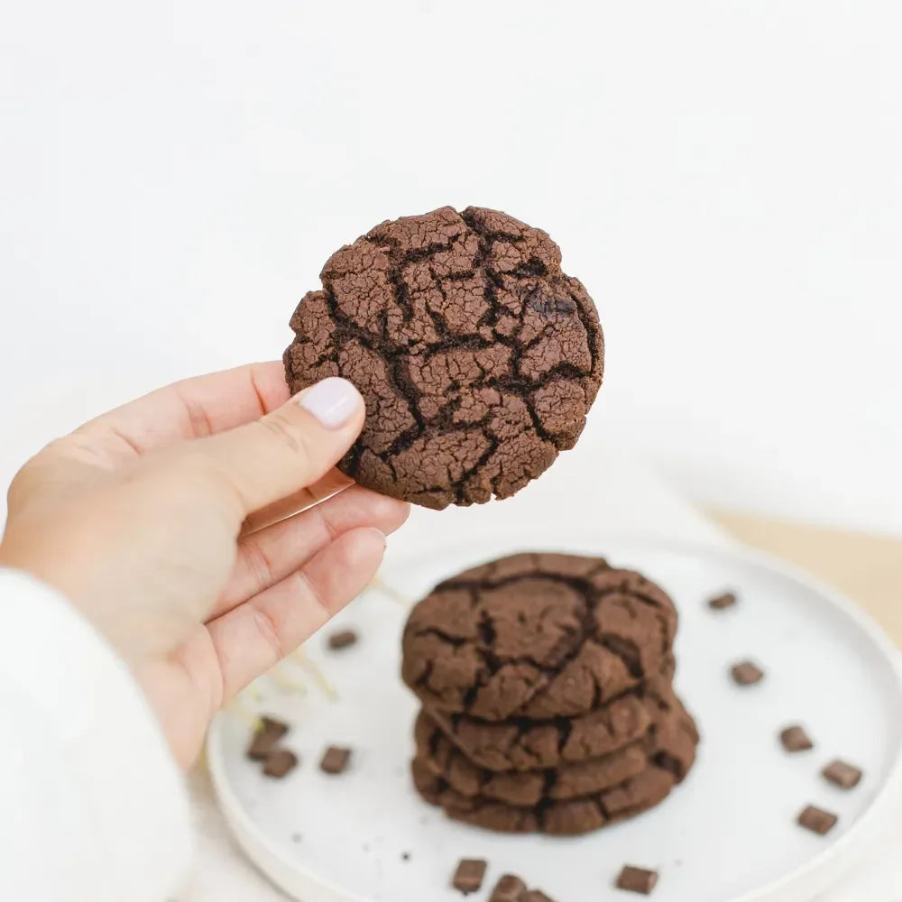 Bake Affair Backmischung für Dunkle Schoko-Cookies mit Stücken von Zartbitterschokolade auf packshot.