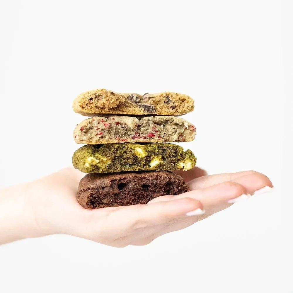 Backmischung für Matcha-Cookies mit weißen Schokoladenstückchen in einer umweltfreundlichen Verpackung.