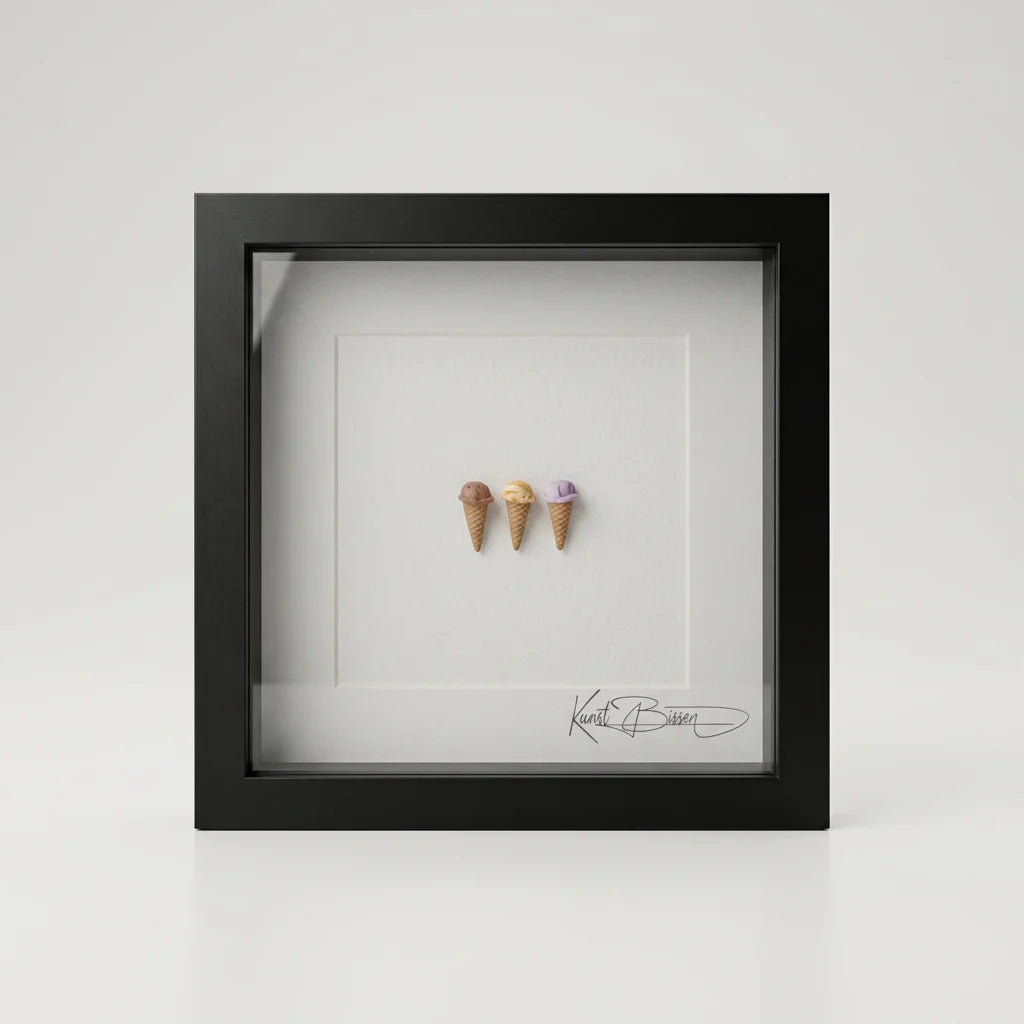 Drei handmodellierte Miniatur-Eiskugeln im schwarzen Echtholzrahmen mit Passepartout und Echtglas, 22×22 cm.