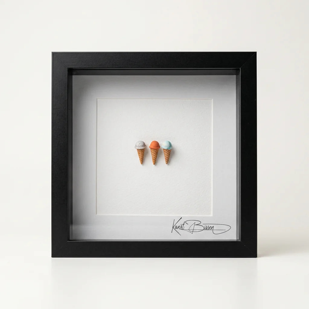 Drei handmodellierte Miniatur-Eiskugeln im schwarzen Echtholzrahmen mit Passepartout und Echtglas, 22×22 cm.