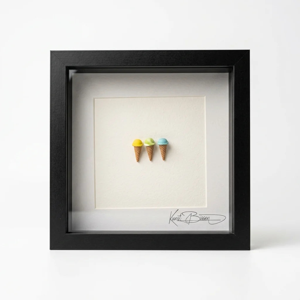 Drei handmodellierte Miniatur-Eiskugeln im schwarzen Echtholzrahmen mit Passepartout und Echtglas, 22×22 cm.