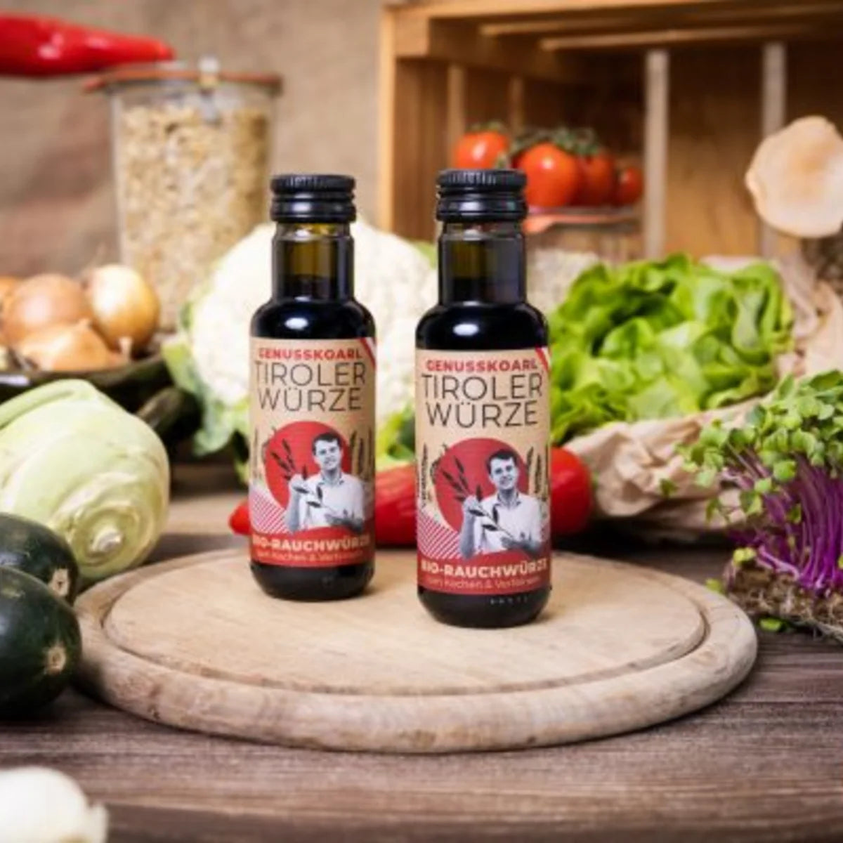 Braune Glasflasche mit Bio-TirolerWürze, goldenem Etikett und alpinem Design, 100ml Inhalt.