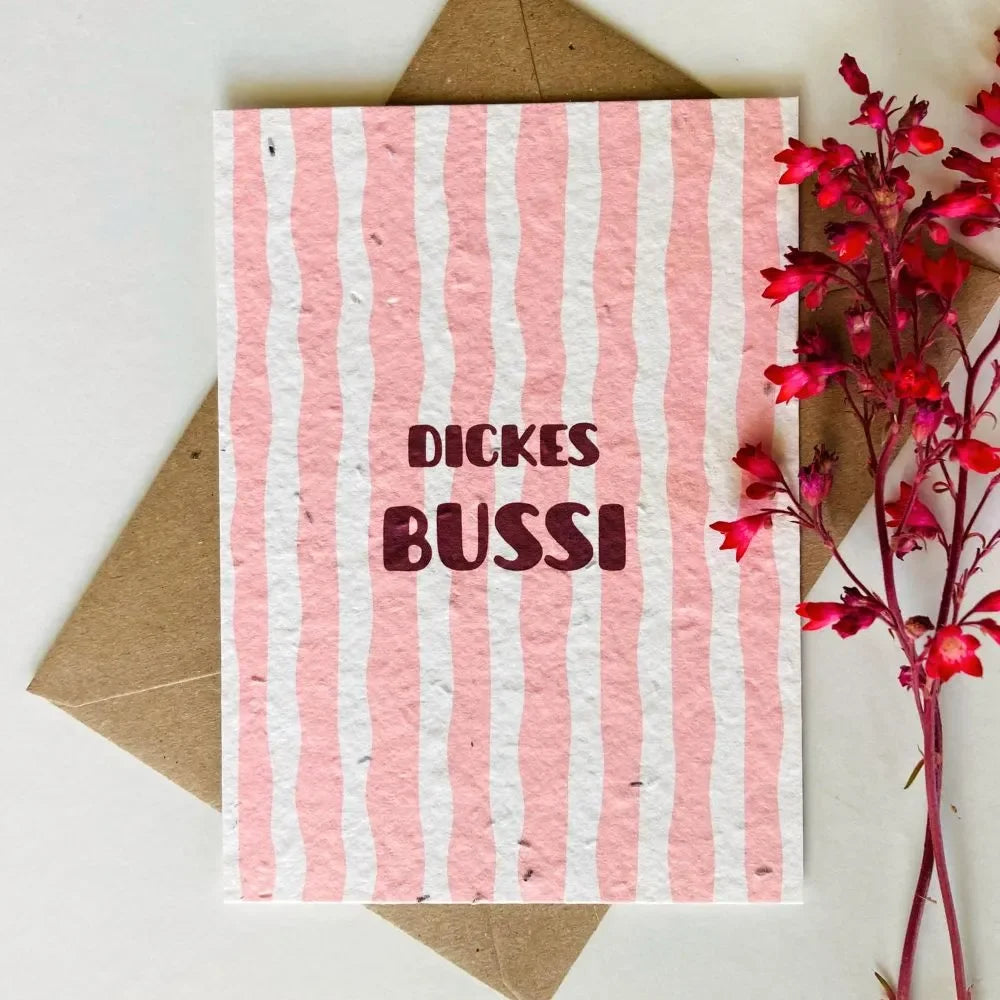 Grußkarte aus beigem Saatpapier mit Aufschrift „Dickes Bussi" und beiliegendem Kuvert.